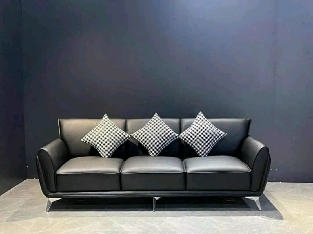Black leather 3-seater with houndstooth cushions