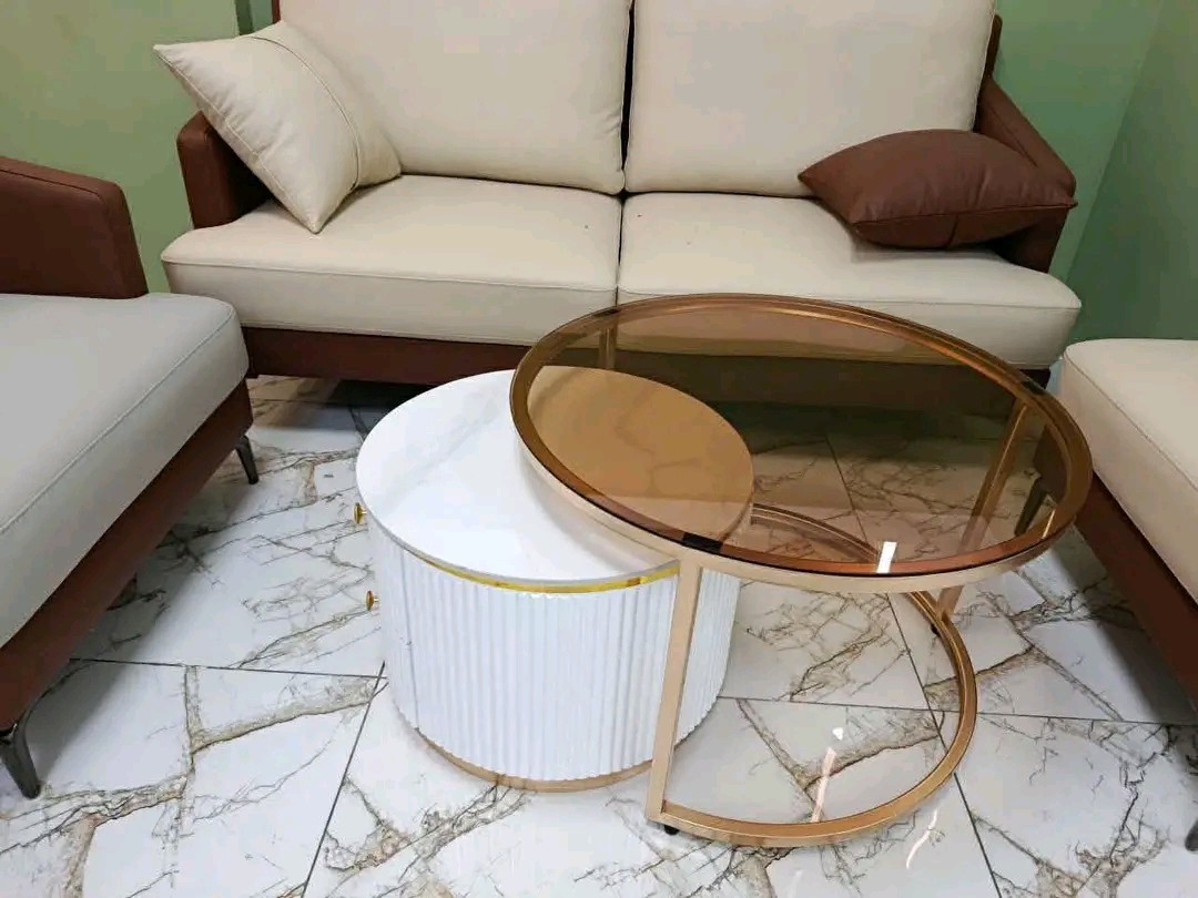 Glass-top oval table with ribbed white ottoman