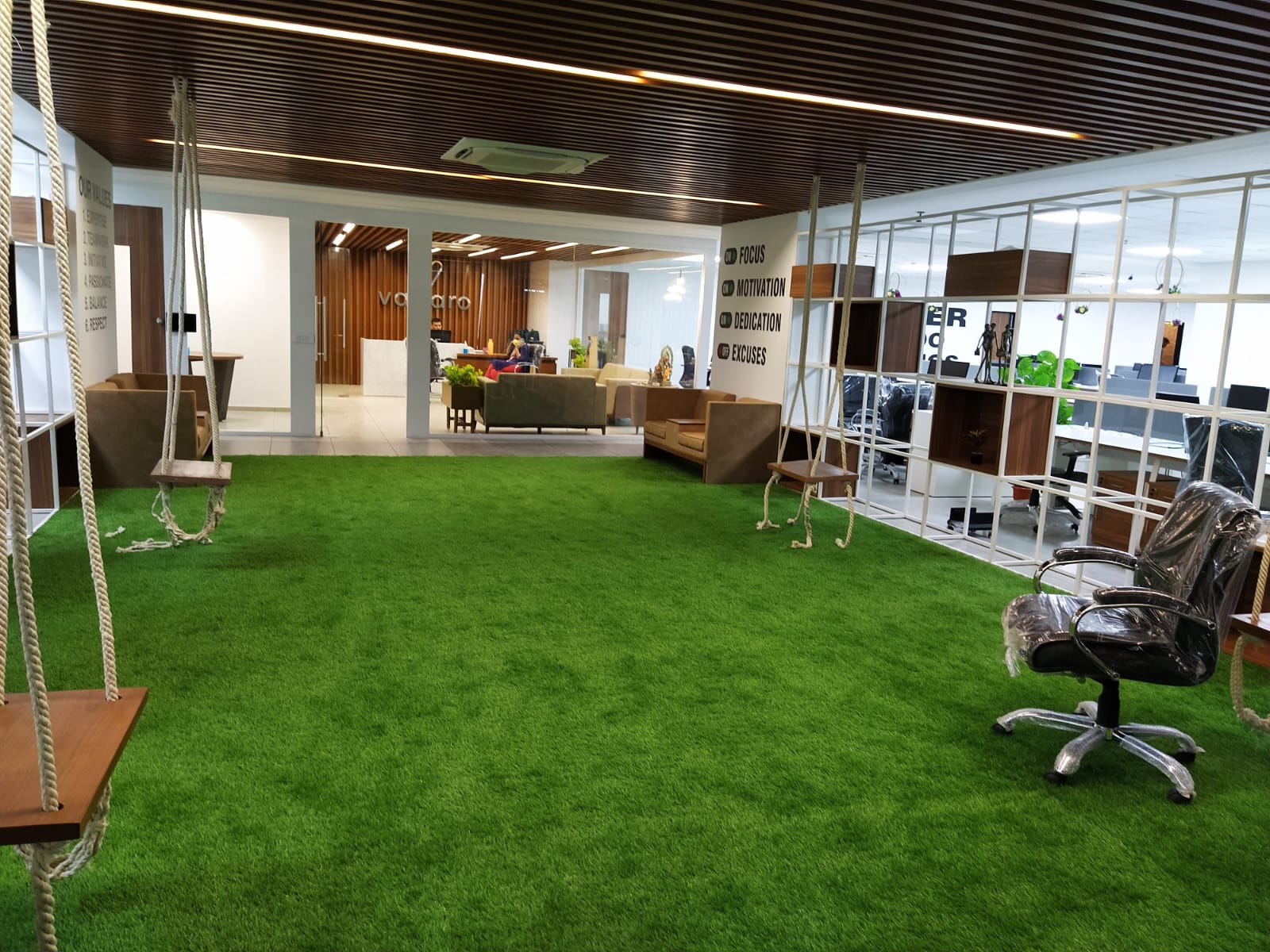Large-format office floor with ceiling grid installation